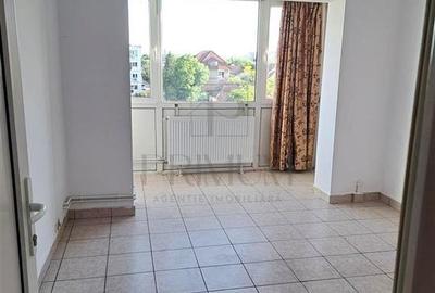 Apartament cu 3 camere decomandat în Lipovei