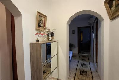 Apartament cu 3 camere decomandat, mobilat în Central