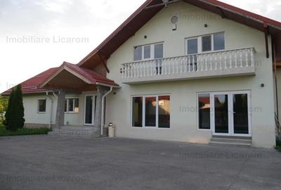 Casă individuală cu 8 camere decomandat în Stupini