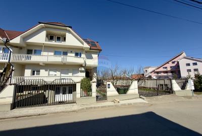 Casă cu 8 camere în Sânmartin