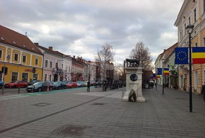 Apartament cu 4 camere semidecomandat în Central