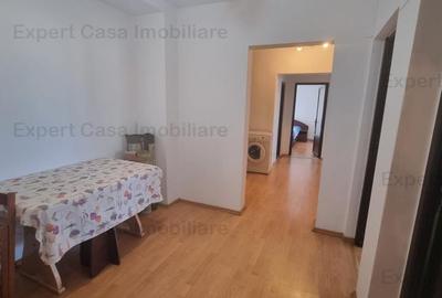 Apartament 3 camere Decomandat. Hala Centrala. etaj intermediar