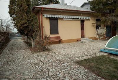 Casa cu piscina, la strada cu vedere la lacul Cocioc, Peris.