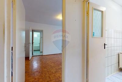 De vânzare: 2 camere, baie cu geam, etaj 2 - 4