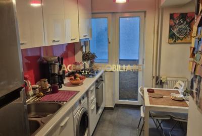 Unirii - Casa Poporului | 3 camere | An 1994 | Etaj 4/8 | 2 bai - 1