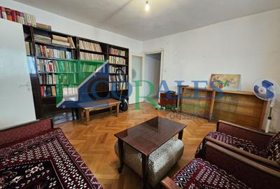 Apartament cu 3 camere semidecomandat în Girocului