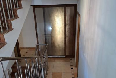 Vilă spațioasă de  7 cam, 250 mp, curte 400 mp, Pitești, Gavana Padure 3000 Euro - 3
