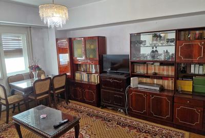 Apartament cu 3 camere decomandat în 1 Mai