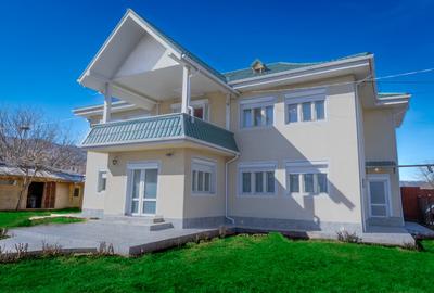 Casă cu etaj în Agăș, eleganță clasică și mobilă sculptată manual în lemn masiv - 2