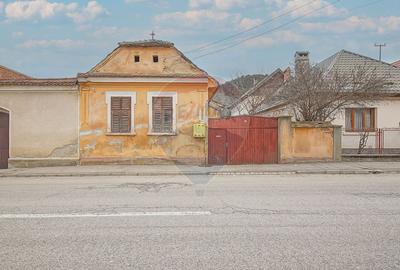 Teren intravilan 500 mp între case , construcție existentă în Râșnov - 1