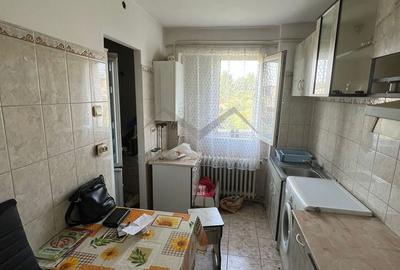 Apartament cu 3 camere decomandat în Podu Roș