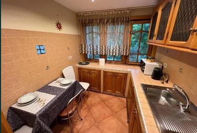 Apartament cu 3 camere semidecomandat în Podu Roș