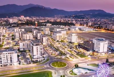 Studio in Kasper Coresi, vedere către aleea pietonală, loc de parcare si boxa - 16