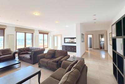 Apartament cu 5 camere decomandat, mobilat în Herăstrău