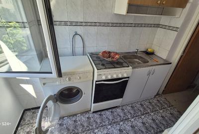 Garsoniera prospat refacuta, situata intre liniile de metrou 1 si 2 - 7