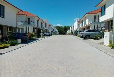 Casă cu 5 camere în Mogoșoaia