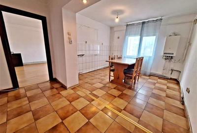 Apartament cu 3 camere decomandat în Narcisa