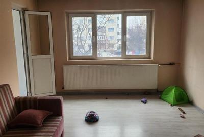 Apartament cu 3 camere decomandat în Militari
