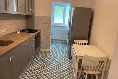 Apartament cu 3 camere semidecomandat, mobilat în Titan