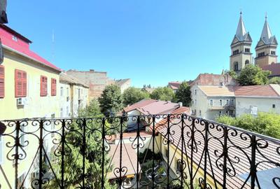 Apartament cu 3 camere semidecomandat, mobilat în Central