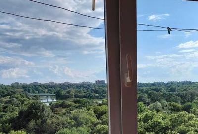 Apartament cu 3 camere semidecomandat în Tineretului