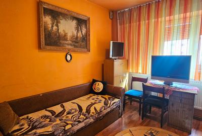 Vand apartament de 3 camere,decomandate ,confort 1 situat pe str.Uzinei - 8