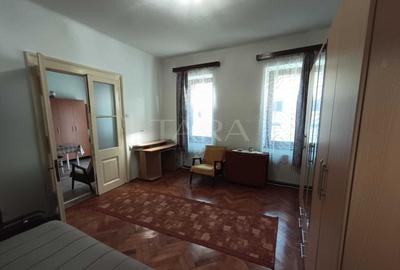 Apartament renovat, curte comună îngrijită, zona Podul Traian. - 3