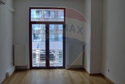 Apartament cu 6 camere decomandat în Victoriei