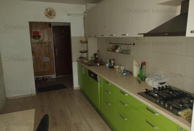 Apartament cu 3 camere decomandat în Viziru 3