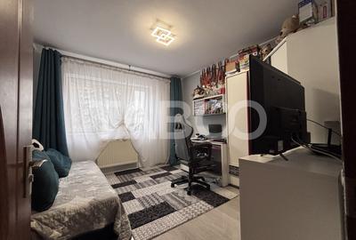 De vanzare apartament 3 camere decomandate parter inalt peste garaje - 1