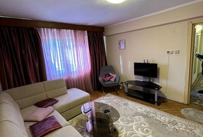 Apartament cu 3 camere semidecomandat, mobilat în Central