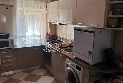 Apartament cu 3 camere decomandat, mobilat în Răcădău