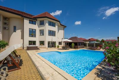 Casă individuală cu 14 camere în Băneasa