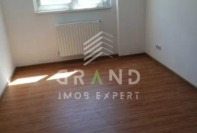 Apartament cu 3 camere decomandat în Florești