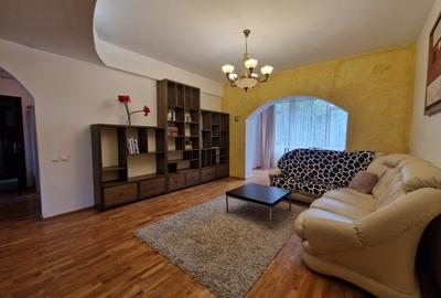 Apartament cu 3 camere semidecomandat, mobilat în P-ța Romană