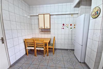 DE INCHIRIAT - 3 CAMERE, CENTRAL, BLOC CU LIFT - 4