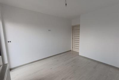 Apartament cu 3 camere decomandat în Ipotești