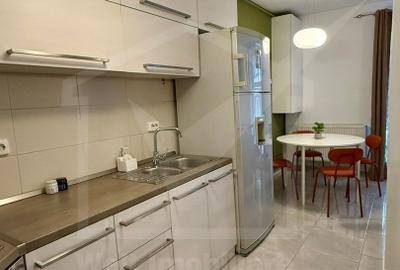 Apartament cu 3 camere, mobilat în Central