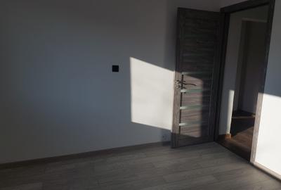 Apartament doua camere, decomandat, etaj 4, cu sarpanta, renovat modern, stradal - 25