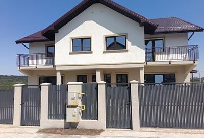 Duplex cu 4 camere în Valea Lupului