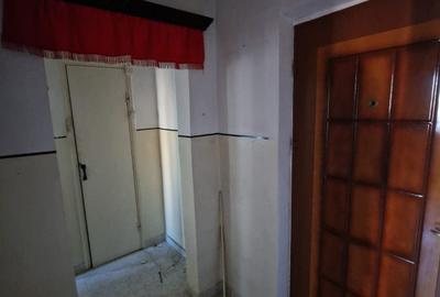 Vest, se vinde apartament semidecomandat trei camere ,pret 52000 euro negociabil