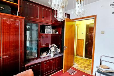 Apartament 4 camere, cu boxa, Bd.Traian, zona BCR - 4