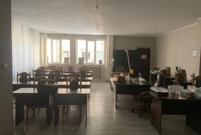 Birou, de 1,000 mp, în P-ța Universității