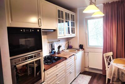 Apartament cu 3 camere semidecomandat în Berceni