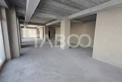 Spatiu Comercial de inchiriat cu 8 locuri de parcare - Vitrina 13 m - 8