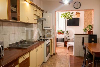 Apartament decomandat 3 camere  2 bai etaj 3 balcon zona buna Cisnadie - 1
