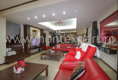 Casă individuală cu 7 camere în Piatra Arsă