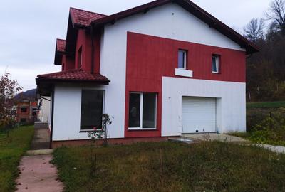 Casă individuală cu 5 camere în Ștefănești