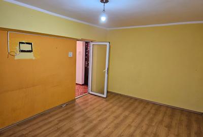 Apartament cu 4 camere decomandat în Micro 18