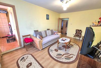 Vanzare apartament 3 camere zona Zizinului etajul 2 bloc cu lift